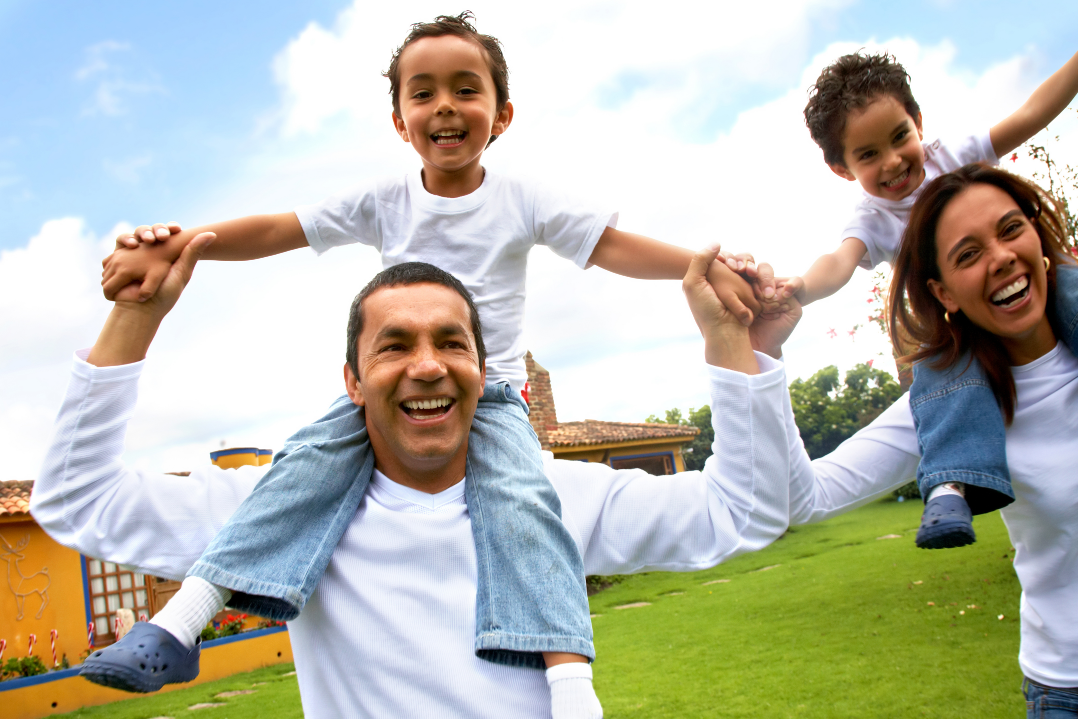 Happy people life. Счастливый человек. Человек радостный. Семья радость. Счастливая жизнь семьи.