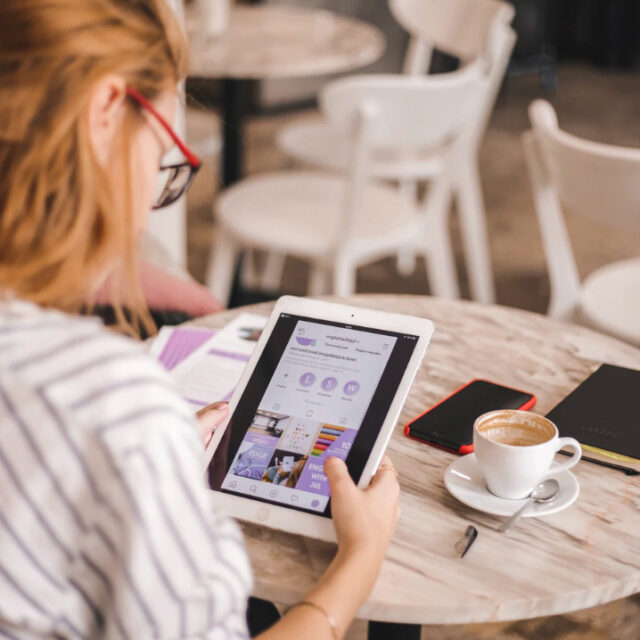 woman on tablet in coffee shop