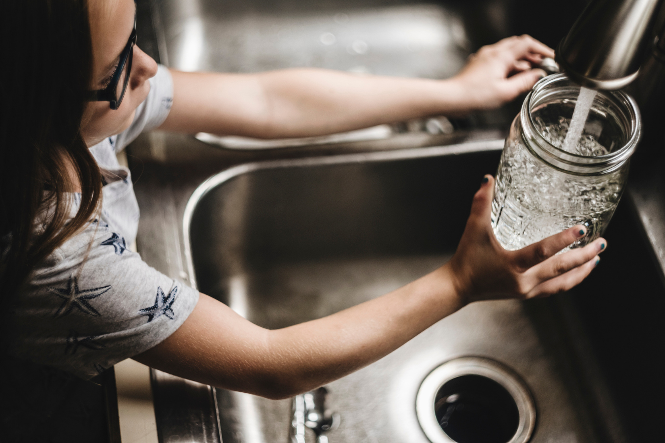 The girl is filled with water. The girl is filled with water. Стеклянные водяные утюги. Пьет воду из бутылки. The girl is filled with water.