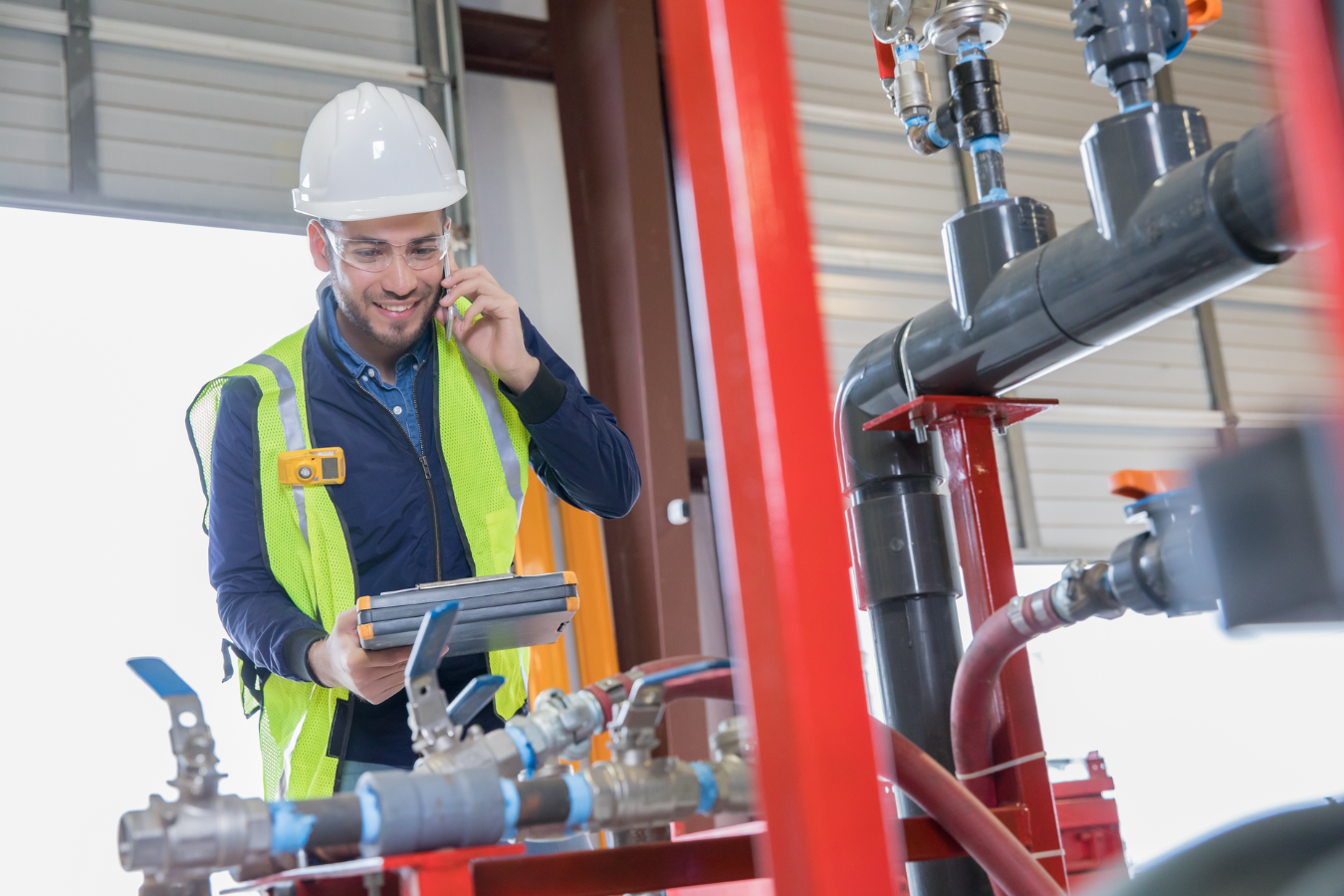 Working pipeline. Инженер по трубопроводу. инженер трубы. pipeline engineering. инженер и нефтепровод.
